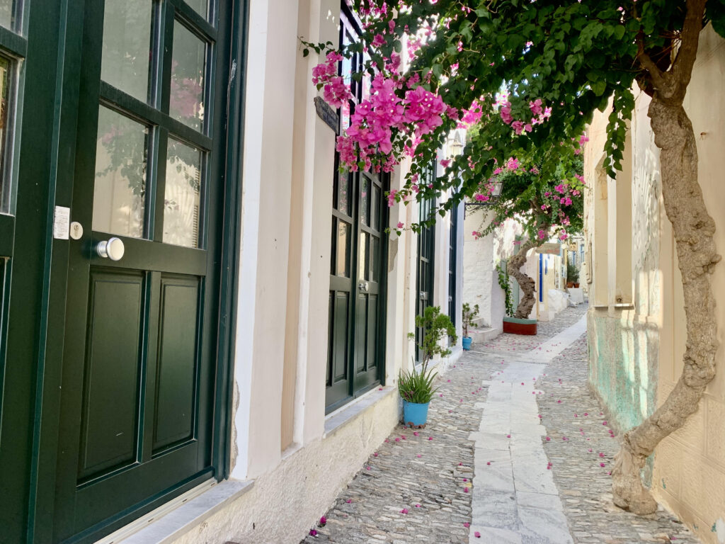 Ano Syros streets are very walkable, yet hilly.